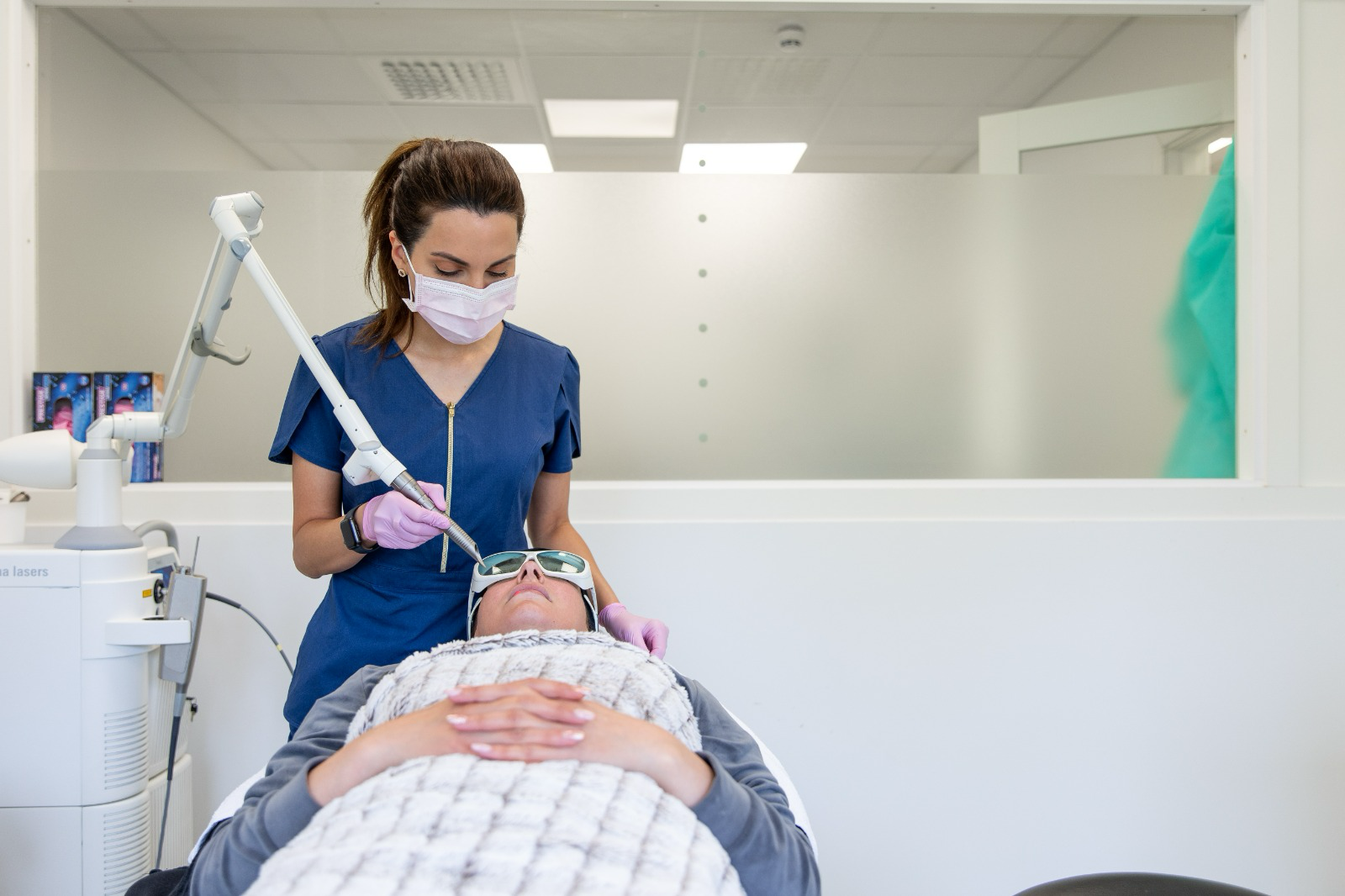 Hollywood Peel-behandling hos Follo Beauty Clinic